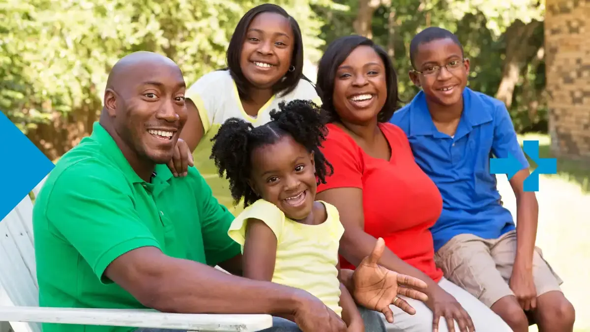 Famille africaine souriante réunie en plein air, illustrant le rôle du soutien international dans l’éducation, la santé et la vie communautaire avec sendvalu.
