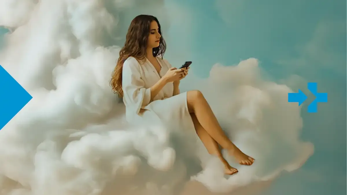 Femme utilisant l’application sendvalu sur son téléphone, assise sur un nuage, symbolisant la rapidité et la simplicité des transferts internationaux.