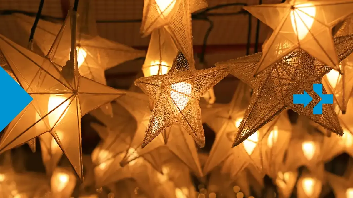 Lanternas tradicionais filipinas chamadas parol brilhando durante os meses Ber nas Filipinas.