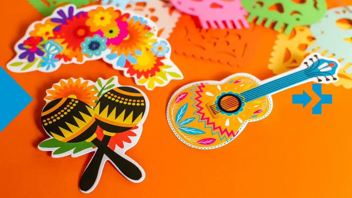 Décorations festives latino-américaines colorées avec maracas, guitare, fleurs et papel picado sur fond orange.