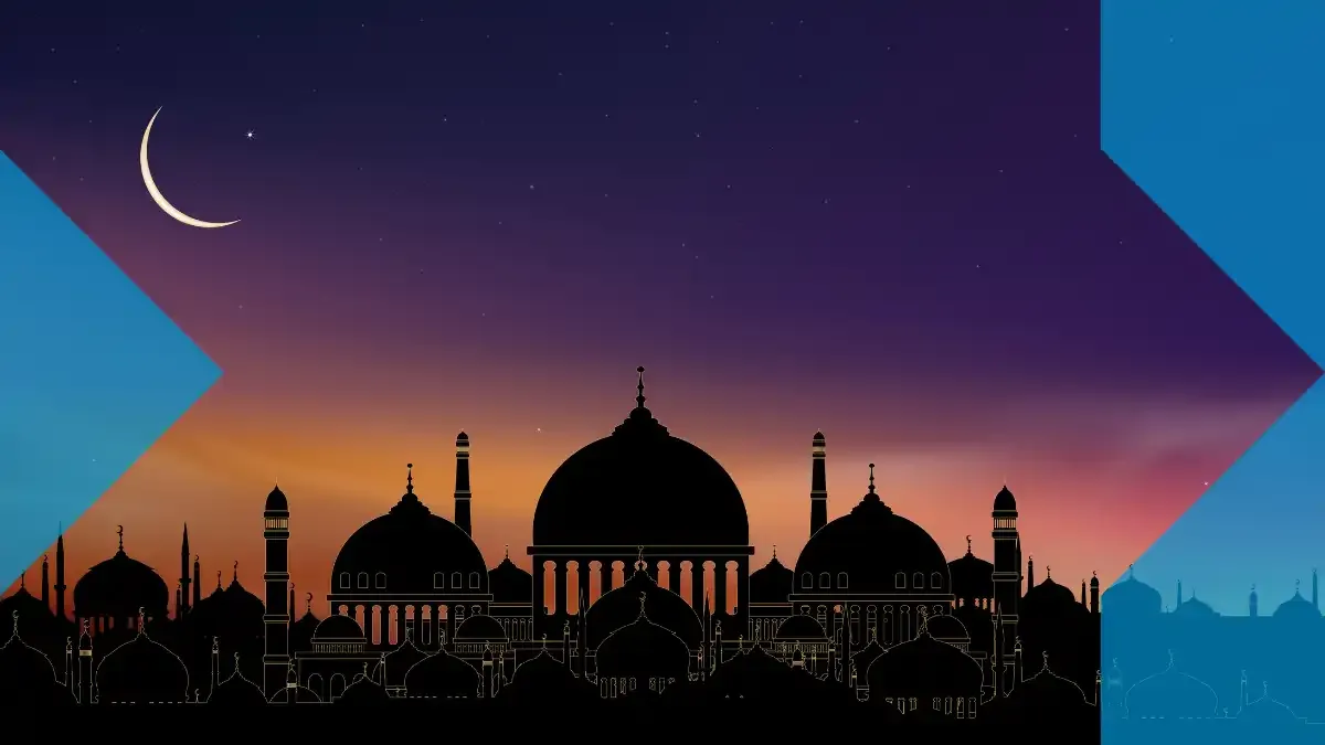 Silhouette de dômes et de minarets d’une mosquée au coucher du soleil sous un croissant de lune, encadrée par des formes géométriques bleues.