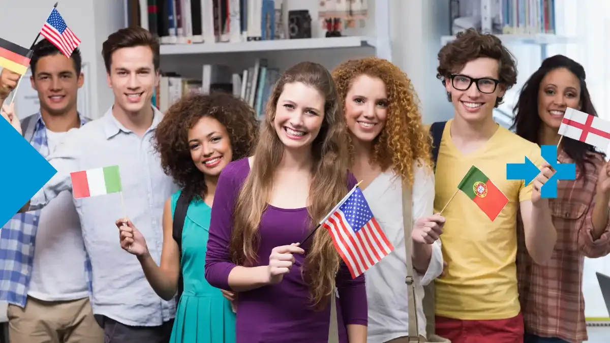 Estudiantes internacionales sonriendo y sosteniendo banderas de distintos países, reflejando conexiones globales facilitadas por sendvalu.