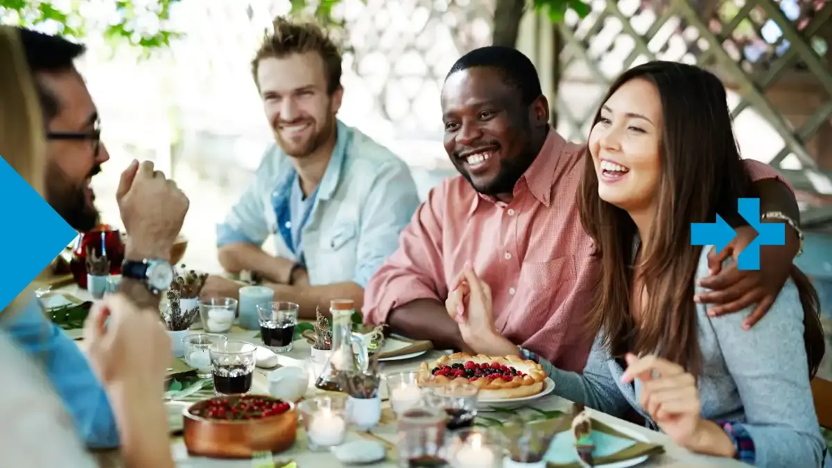 Amigos compartiendo una comida de Acción de Gracias, mostrando gratitud y conexión global con sendvalu.