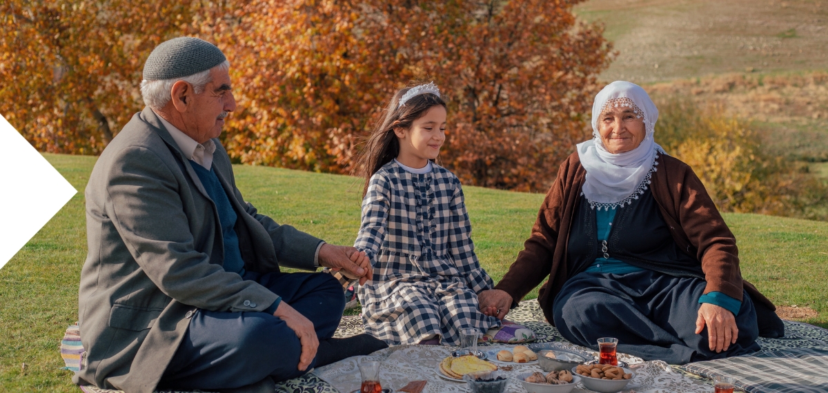 Türkische Familie beim Essen in der Natur